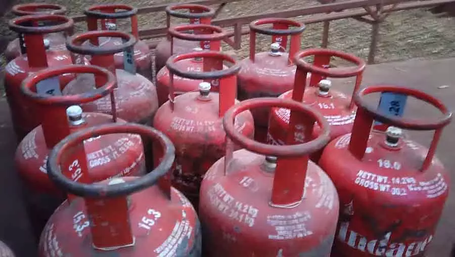 Commercial सिलेंडर की सप्लाई रुकी: होटलों के बंद होने का डर Commercial सिलेंडर की सप्लाई रुकी: होटलों के बंद होने का डर
