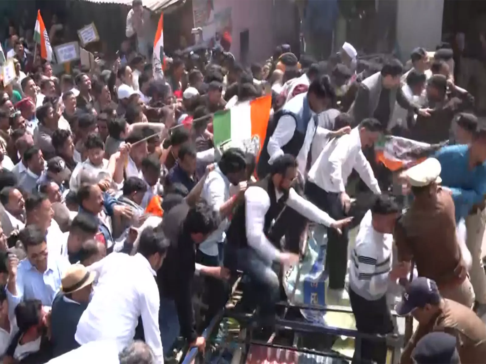 Uttarakhand विधानसभा सत्र: कांग्रेस ने बेरोज़गारी और महंगाई पर चर्चा की मांग की; प्रदर्शनकारियों ने बैरिकेड्स फांदे Uttarakhand विधानसभा सत्र: कांग्रेस ने बेरोज़गारी और महंगाई पर चर्चा की मांग की; प्रदर्शनकारियों ने बैरिकेड्स फांदे