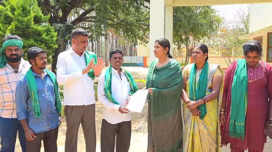 Bangarpet : किसान संघ ने जंगल की आग को रोकने के लिए कार्रवाई की मांग की Bangarpet : किसान संघ ने जंगल की आग को रोकने के लिए कार्रवाई की मांग की