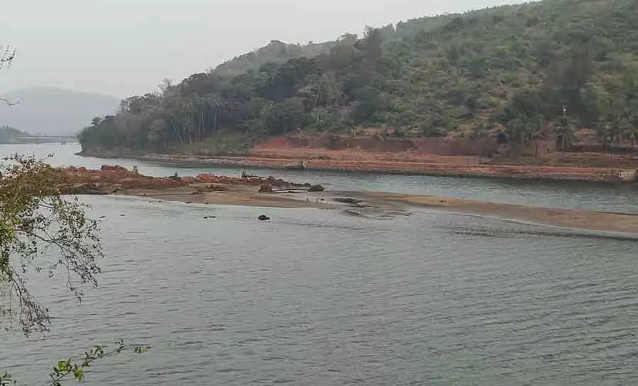 Karnataka : गंगावली नदी में गिरा मिट्टी का ढेर Karnataka : गंगावली नदी में गिरा मिट्टी का ढेर