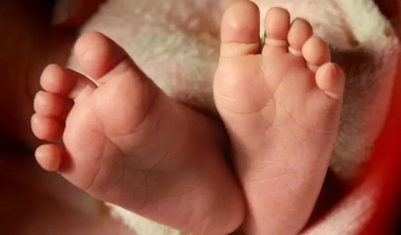 Medak बेबी सेल केस: माता-पिता ने नवजात बच्चे को 1.7 लाख में बेचा Medak बेबी सेल केस: माता-पिता ने नवजात बच्चे को 1.7 लाख में बेचा