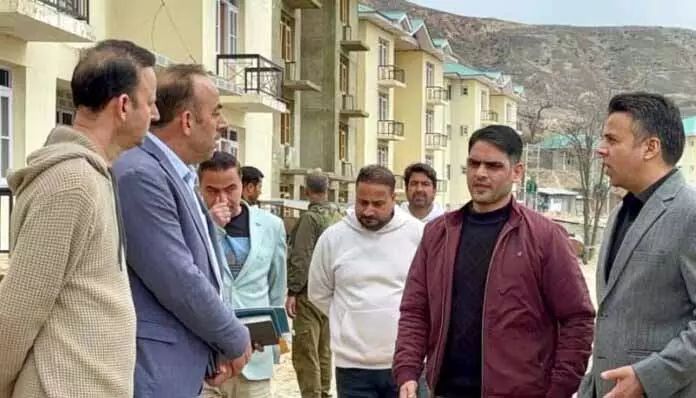 DC Anantnag ने मचबावन में पीएम पैकेज कर्मचारियों के लिए ट्रांजिट आवास का निरीक्षण किया DC Anantnag ने मचबावन में पीएम पैकेज कर्मचारियों के लिए ट्रांजिट आवास का निरीक्षण किया