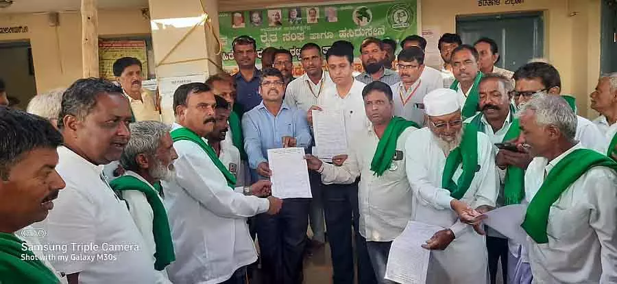 Hirekerur : बिजली की सप्लाई ठीक से नहीं होने से किसानों का विरोध प्रदर्शन Hirekerur : बिजली की सप्लाई ठीक से नहीं होने से किसानों का विरोध प्रदर्शन