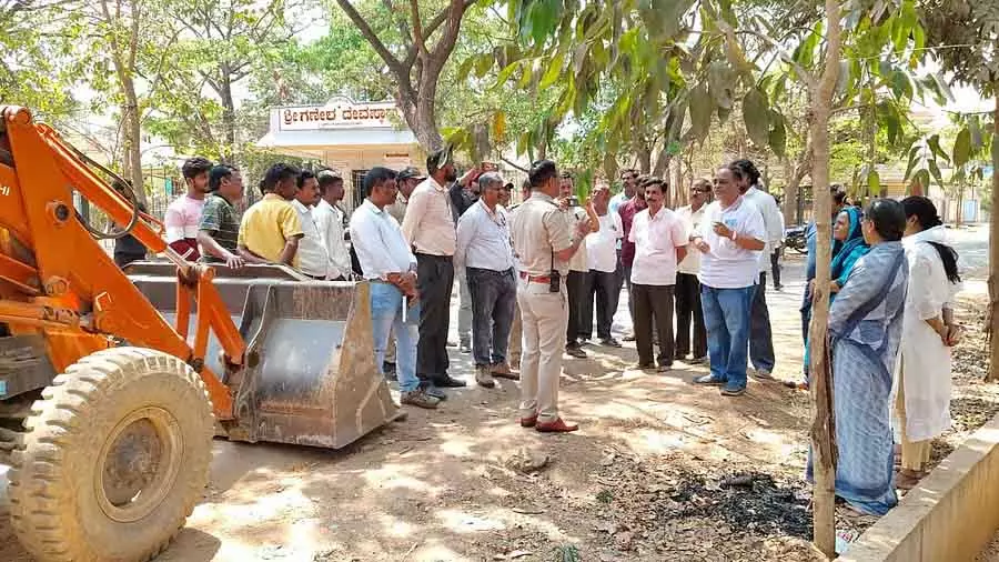 Karnataka : जलाशय के निर्माण में बाधा, इंजीनियरों और स्थानीय लोगों के बीच बहस Karnataka : जलाशय के निर्माण में बाधा, इंजीनियरों और स्थानीय लोगों के बीच बहस