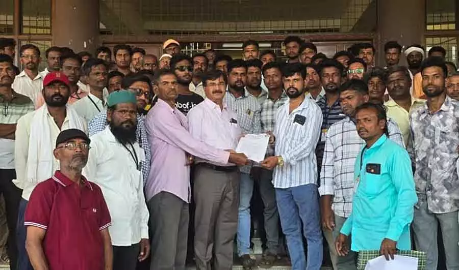 वर्कर्स को किट बांटने में भेदभाव: Workers ने जांच की मांग की वर्कर्स को किट बांटने में भेदभाव: Workers ने जांच की मांग की