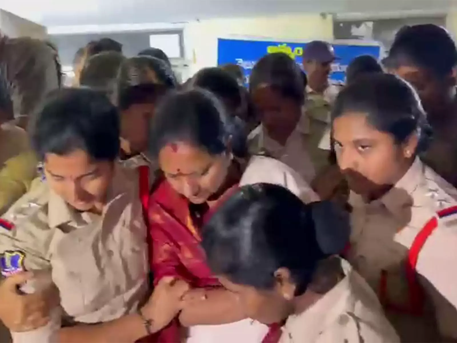 वेलुगुमातला पीड़ितों के लिए भूख हड़ताल के दौरान Police ने के कविता को हिरासत में लिया वेलुगुमातला पीड़ितों के लिए भूख हड़ताल के दौरान Police ने के कविता को हिरासत में लिया