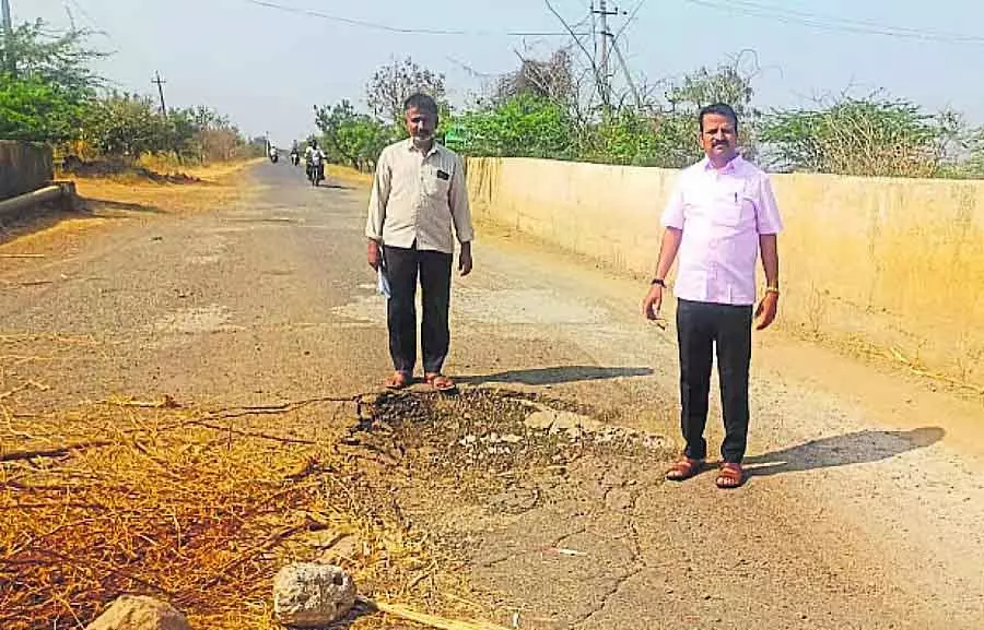 Karnataka : नहर पुल खतरे के कगार पर Karnataka : नहर पुल खतरे के कगार पर