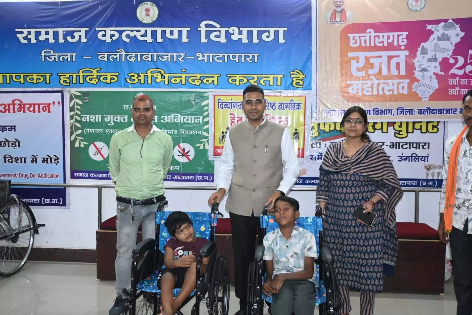 कलेक्टर ने दो दिव्यांग बच्चों को प्रदान किया व्हील चेयर कलेक्टर ने दो दिव्यांग बच्चों को प्रदान किया व्हील चेयर
