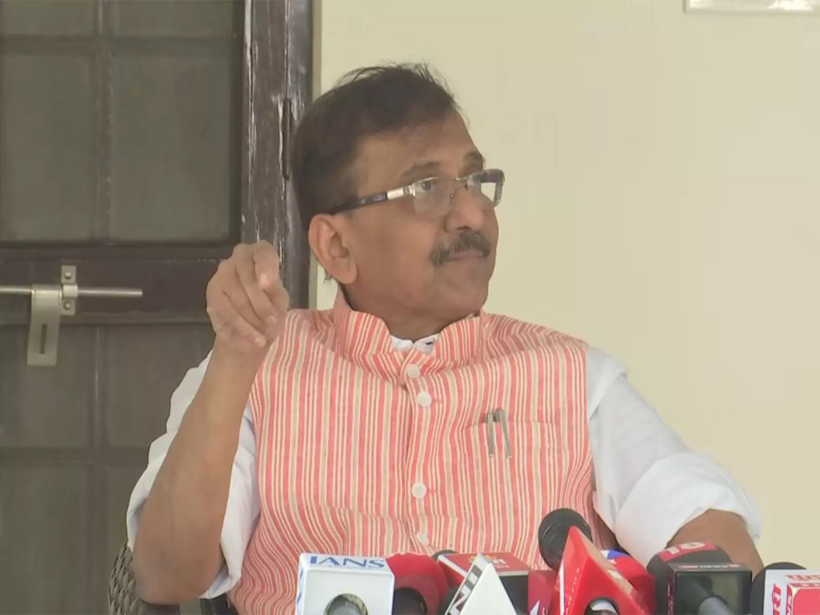 शिवसेना UBT सांसद संजय राउत ने केंद्र पर पश्चिम एशिया संघर्ष पर बहस से बचने का आरोप लगाया शिवसेना UBT सांसद संजय राउत ने केंद्र पर पश्चिम एशिया संघर्ष पर बहस से बचने का आरोप लगाया