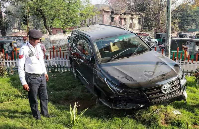 लुधियाना के भारत नगर चौक पर तेज़ रफ़्तार SUV सेल्फी पिलर से टकराई लुधियाना के भारत नगर चौक पर तेज़ रफ़्तार SUV सेल्फी पिलर से टकराई