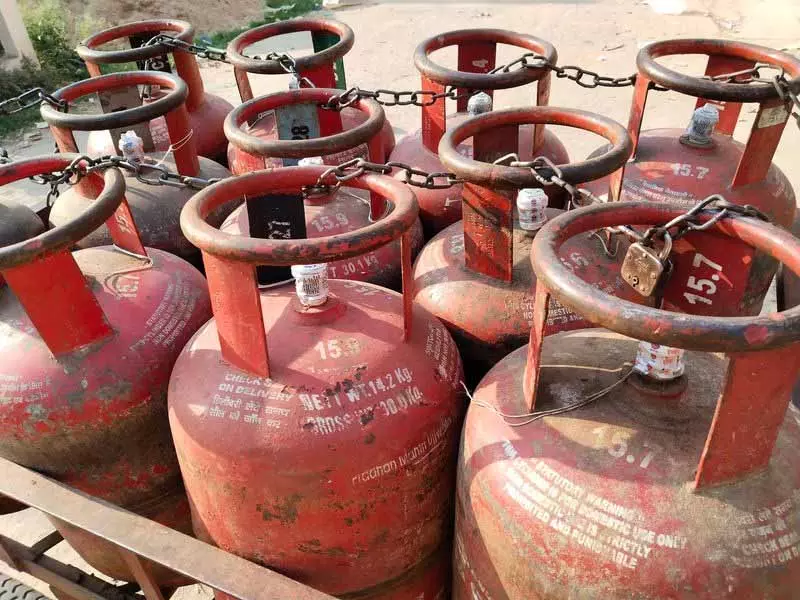 Gas cylinders: युद्ध का साया पड़ने से दहशत फैल रही Gas cylinders: युद्ध का साया पड़ने से दहशत फैल रही