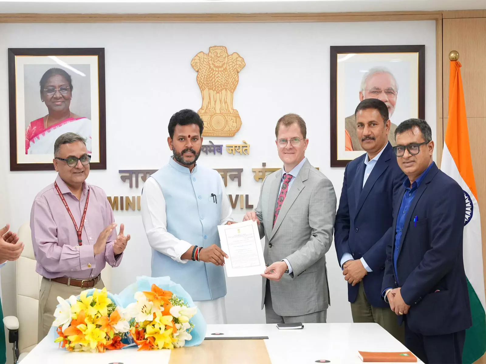 नागरिक उड्डयन मंत्री राममोहन नायडू ने नोएडा इंटरनेशनल एयरपोर्ट को DGCA एयरोड्रम लाइसेंस सौंपा नागरिक उड्डयन मंत्री राममोहन नायडू ने नोएडा इंटरनेशनल एयरपोर्ट को DGCA एयरोड्रम लाइसेंस सौंपा