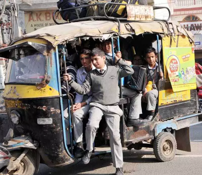 Amritsar: प्रशासन ने ऑटो-रिक्शा में स्कूली बच्चों की भीड़भाड़ पर रोक लगाई Amritsar: प्रशासन ने ऑटो-रिक्शा में स्कूली बच्चों की भीड़भाड़ पर रोक लगाई