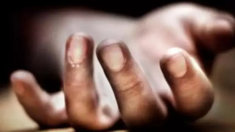 Andhra: महिला और बेटा तालाब में मृत पाए गए Andhra: महिला और बेटा तालाब में मृत पाए गए