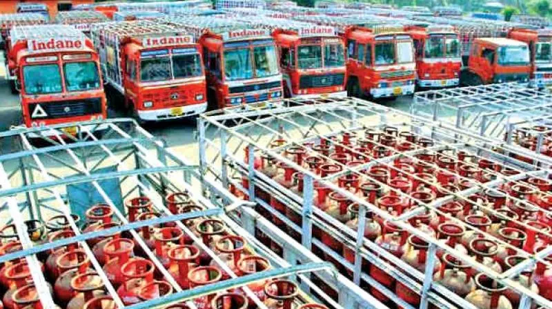 Telangana में इंपोर्ट में रुकावट के कारण होटलों को LPG सप्लाई पर रोक Telangana में इंपोर्ट में रुकावट के कारण होटलों को LPG सप्लाई पर रोक