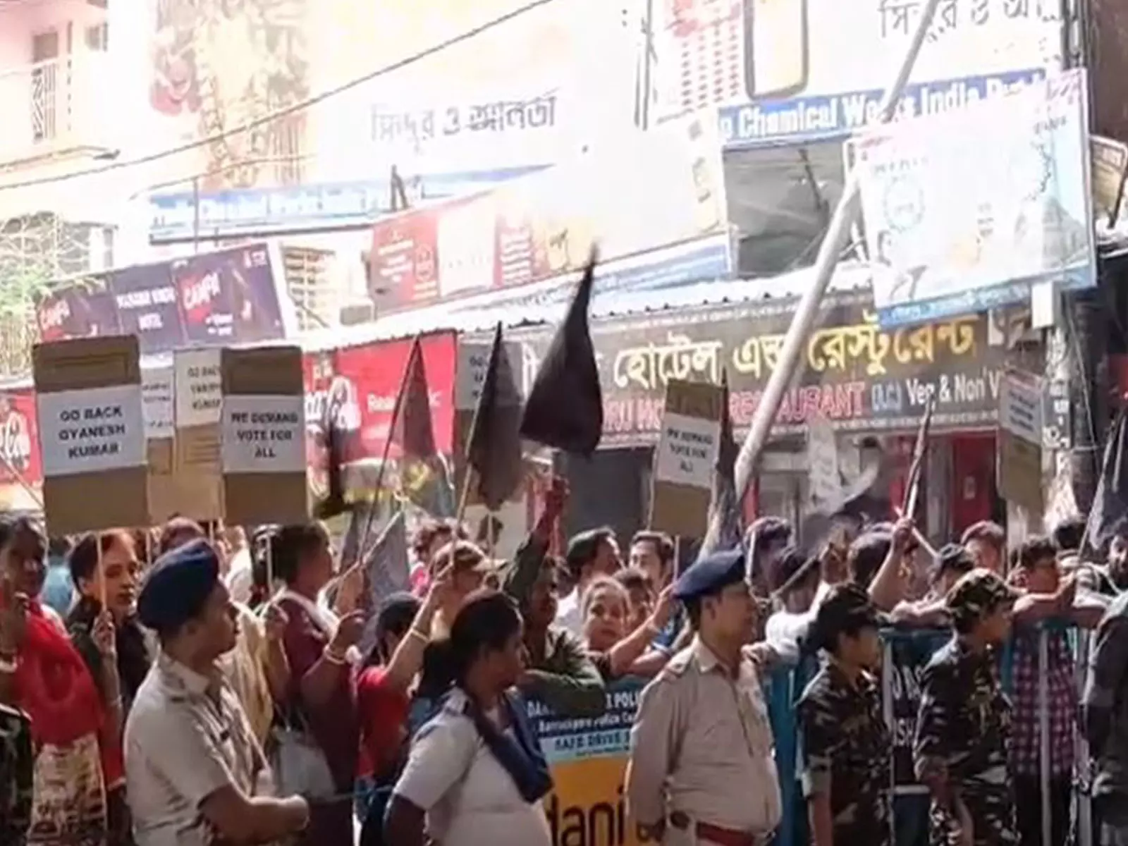 CEC ज्ञानेश कुमार के दौरे से पहले, TMC कार्यकर्ता काले झंडे लेकर दक्षिणेश्वर काली मंदिर पर जमा हुए CEC ज्ञानेश कुमार के दौरे से पहले, TMC कार्यकर्ता काले झंडे लेकर दक्षिणेश्वर काली मंदिर पर जमा हुए