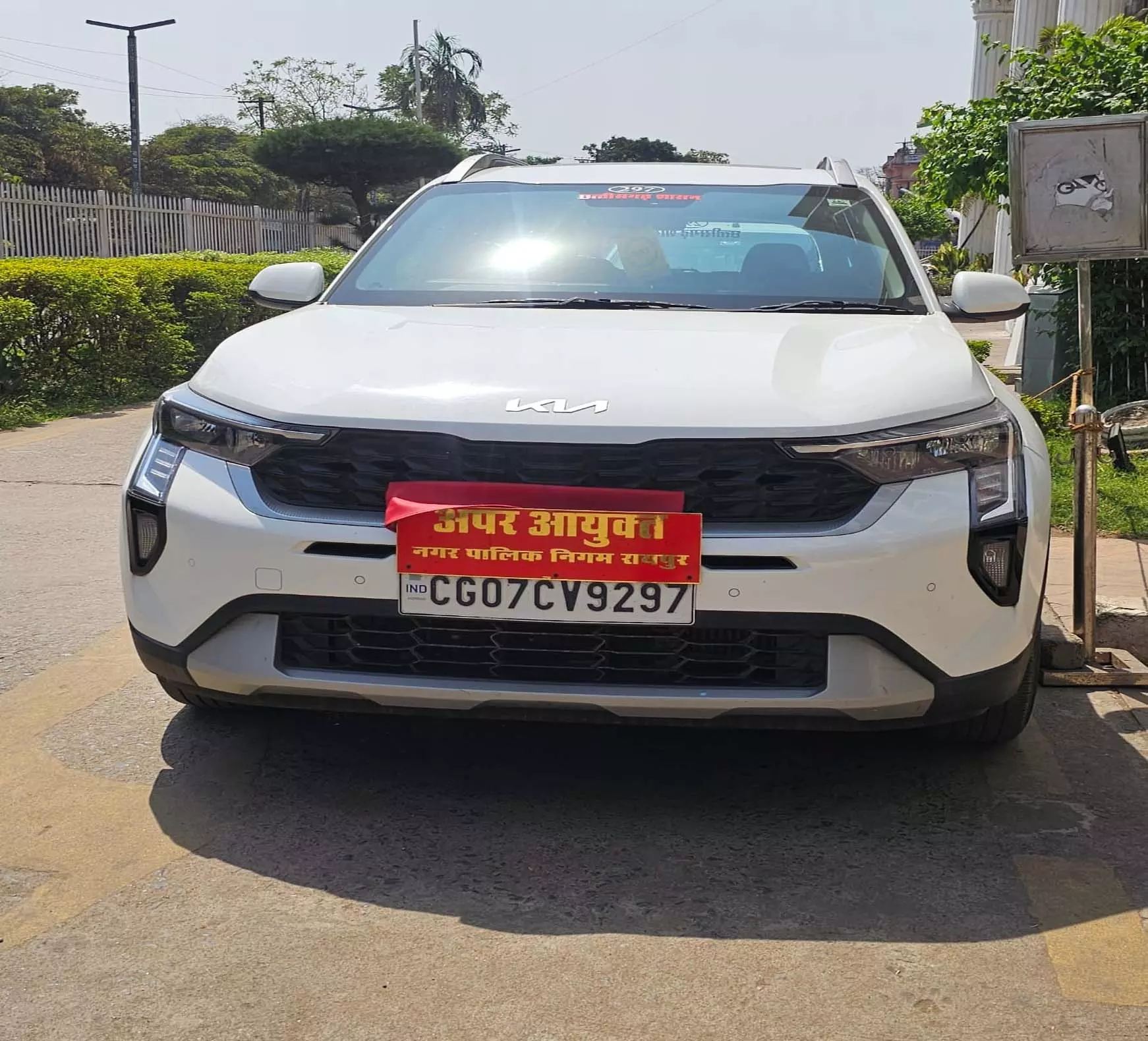 नगर निगम मुख्यालय में दिव्यांगों के रैंप पर खड़ी रही अपर आयुक्त की गाड़ी नगर निगम मुख्यालय में दिव्यांगों के रैंप पर खड़ी रही अपर आयुक्त की गाड़ी
