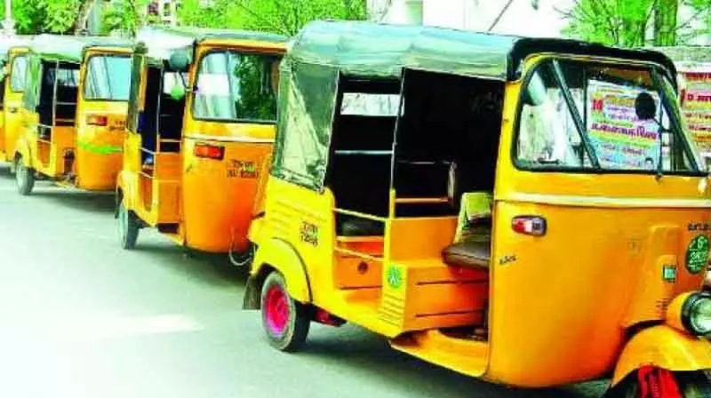 Ongole में ईमानदार ऑटो ड्राइवरों ने ₹30 लाख का बैग लौटाया Ongole में ईमानदार ऑटो ड्राइवरों ने ₹30 लाख का बैग लौटाया