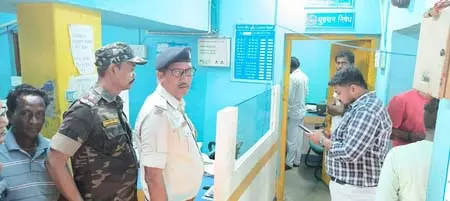 नकाबपोश बदमाशों ने बैंक में मचाया आतंक, लुटेरों ने उड़ाए 15 लाख नकाबपोश बदमाशों ने बैंक में मचाया आतंक, लुटेरों ने उड़ाए 15 लाख
