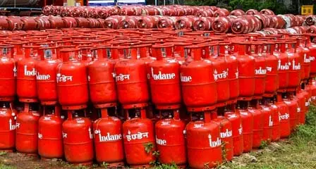 केंद्र सरकार के निर्देशों के बाद रिफाइनरियों ने एलपीजी उत्पादन 10 प्रतिशत बढ़ाया केंद्र सरकार के निर्देशों के बाद रिफाइनरियों ने एलपीजी उत्पादन 10 प्रतिशत बढ़ाया