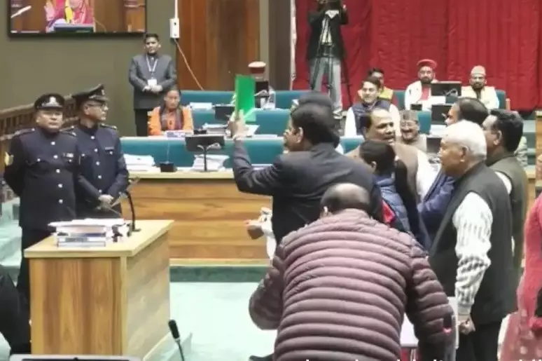 Dehradun: सदन में जनता के मुद्दों पर सत्ता–विपक्ष के बीच तनातनी Dehradun: सदन में जनता के मुद्दों पर सत्ता–विपक्ष के बीच तनातनी