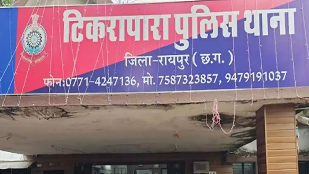 रायपुर टिकरापारा में चाकू लहराने वाले युवक को पुलिस ने धर दबोचा रायपुर टिकरापारा में चाकू लहराने वाले युवक को पुलिस ने धर दबोचा