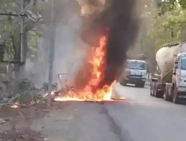 CG: एसईसीएल ठेके पर लगी बोलेरो में आग, सात महिलाएं बाल-बाल बचीं CG: एसईसीएल ठेके पर लगी बोलेरो में आग, सात महिलाएं बाल-बाल बचीं