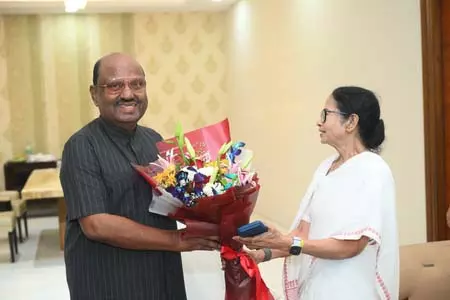 सीएम बनर्जी ने पूर्व राज्यपाल से की व्यक्तिगत मुलाकात सीएम बनर्जी ने पूर्व राज्यपाल से की व्यक्तिगत मुलाकात