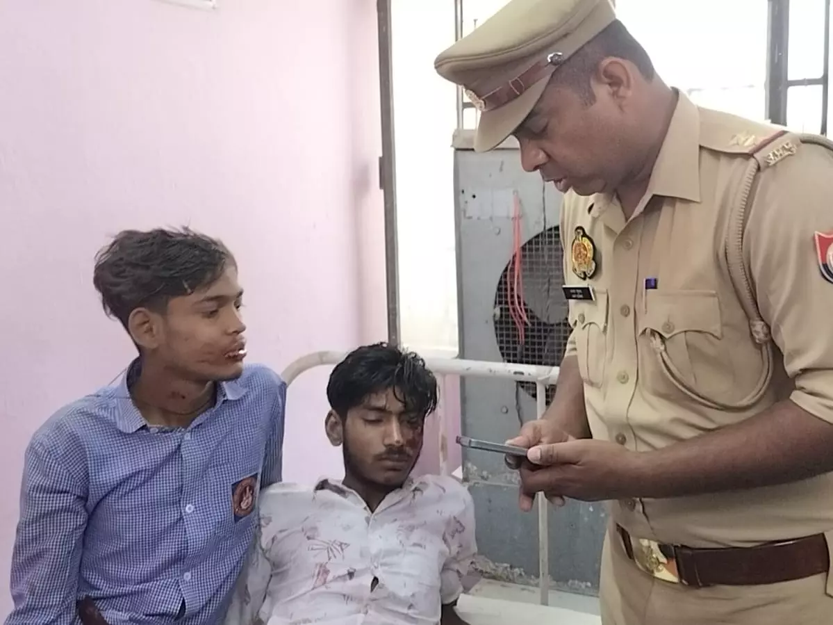 Auraiya: सड़क हादसे में छात्र घायल, दो गंभीर होने के कारण परीक्षा नहीं दे पाए Auraiya: सड़क हादसे में छात्र घायल, दो गंभीर होने के कारण परीक्षा नहीं दे पाए