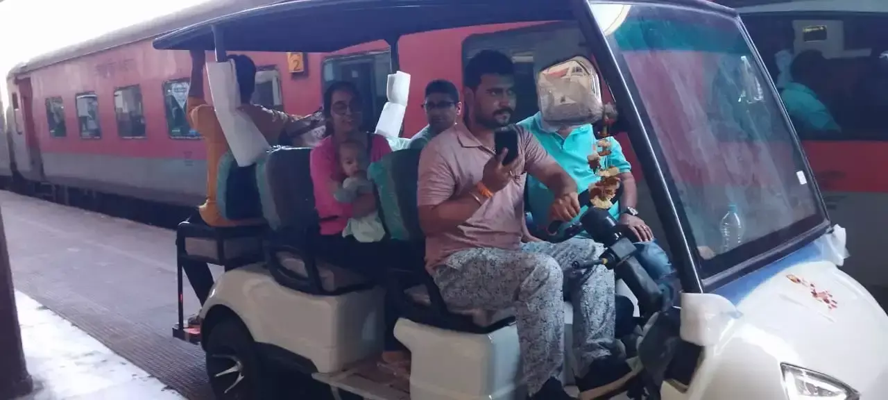 Ajmer: अजमेर रेलवे स्टेशन पर इलेक्ट्रिक कार का परीक्षण Ajmer: अजमेर रेलवे स्टेशन पर इलेक्ट्रिक कार का परीक्षण