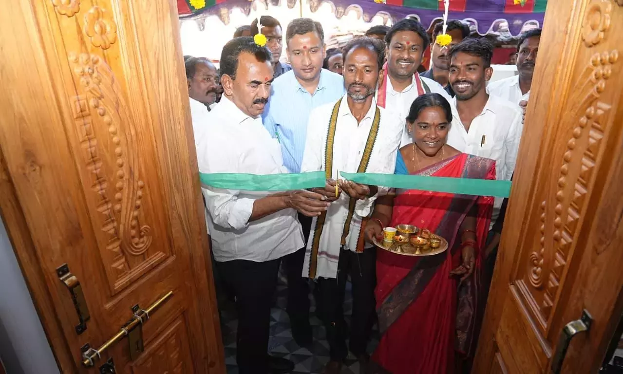 Telangana: आदिलाबाद में इंदिराम्मा के गृह प्रवेश समारोह में नेता शामिल हुए