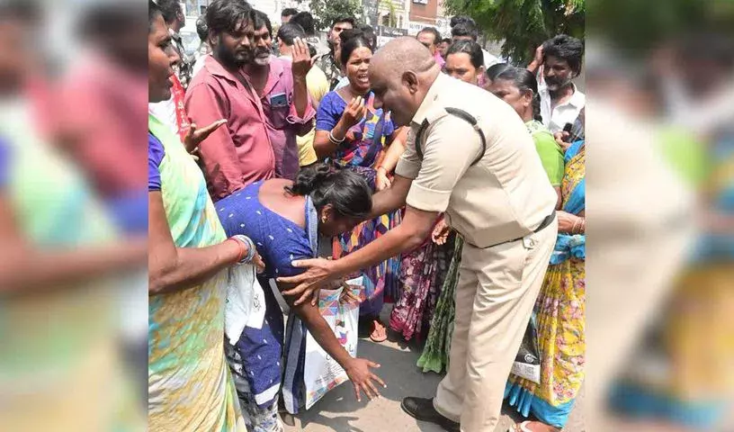 Police ने BRS नेताओं को खम्मम में वेलुगुमटला से विस्थापित परिवारों को खाना परोसने से रोका