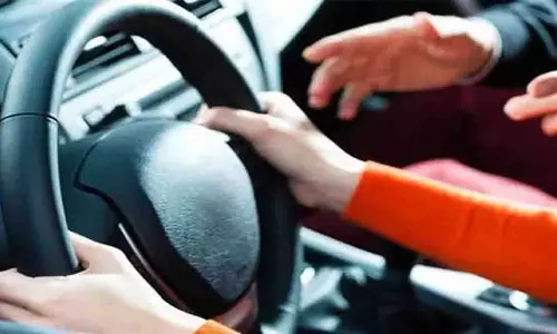 OMG! टेस्ट ड्राइव के दौरान अनियंत्रित हुई कार, कई वाहनों को मारी टक्कर, मचा हड़कंप
