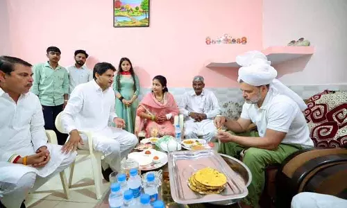 Sonepat राहुल गांधी ने वादा निभाया, किसान की बेटी की शादी में शामिल हुए Sonepat राहुल गांधी ने वादा निभाया, किसान की बेटी की शादी में शामिल हुए
