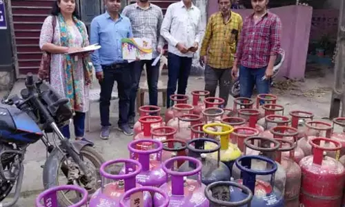 मकान से 34 गैस सिलेंडर जब्त, अवैध रिफिलिंग का भंडाफोड़ मकान से 34 गैस सिलेंडर जब्त, अवैध रिफिलिंग का भंडाफोड़