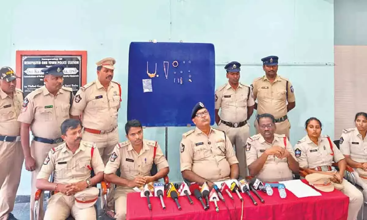 Andhra: सोना चोरी के मामले में महिला गिरफ्तार Andhra: सोना चोरी के मामले में महिला गिरफ्तार