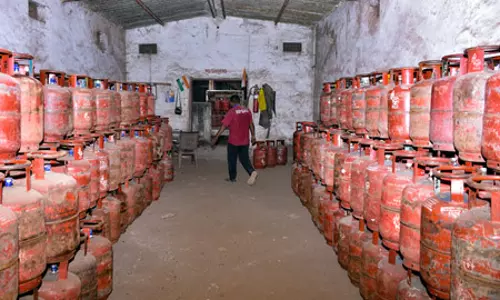भारत ने वैकल्पिक मार्गों से हासिल की LPG और LNG, घरेलू कंपनियों ने भी बढ़ाया उत्पादन भारत ने वैकल्पिक मार्गों से हासिल की LPG और LNG, घरेलू कंपनियों ने भी बढ़ाया उत्पादन