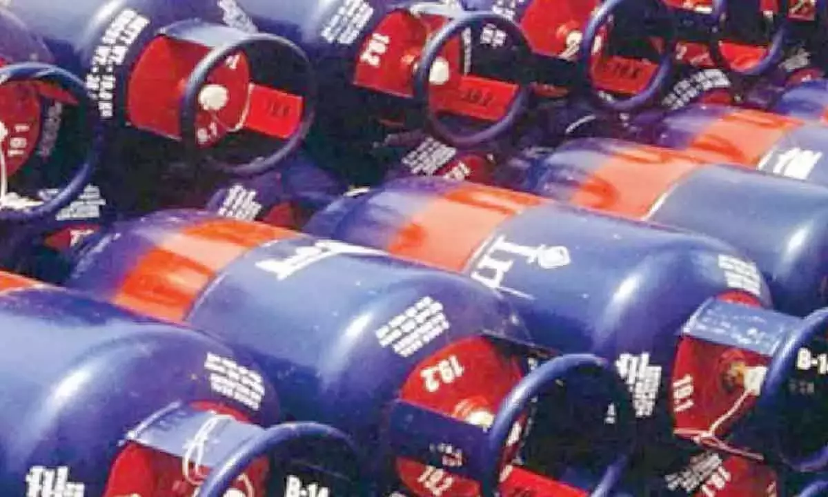 Andhra: युद्ध के कारण LPG सप्लाई बाधित, होटलों ने बंद की चेतावनी दी Andhra: युद्ध के कारण LPG सप्लाई बाधित, होटलों ने बंद की चेतावनी दी