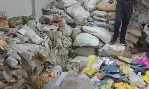 Indore : एंटी-प्लास्टिक ड्राइव में बैन पॉलीथीन की 35 बोरियां ज़ब्त? ₹75K का स्पॉट फाइन लगाया गया Indore : एंटी-प्लास्टिक ड्राइव में बैन पॉलीथीन की 35 बोरियां ज़ब्त? ₹75K का स्पॉट फाइन लगाया गया