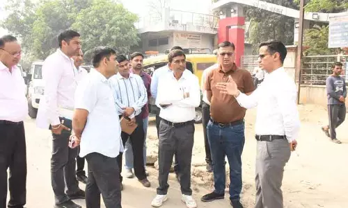 Karnal DC ने फ्लाईओवर पर रुकावटें दूर कर काम में तेजी लाने का दिया निर्देश
