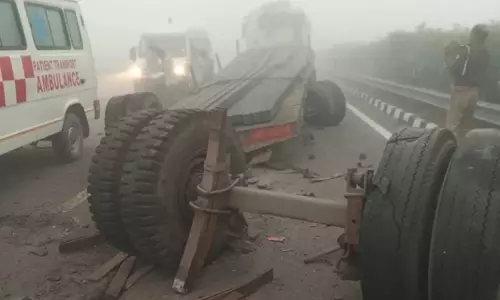 Unnao: आगरा-लखनऊ एक्सप्रेस-वे पर श्रृंखलाबद्ध दुर्घटना, कई वाहन टकराए Unnao: आगरा-लखनऊ एक्सप्रेस-वे पर श्रृंखलाबद्ध दुर्घटना, कई वाहन टकराए