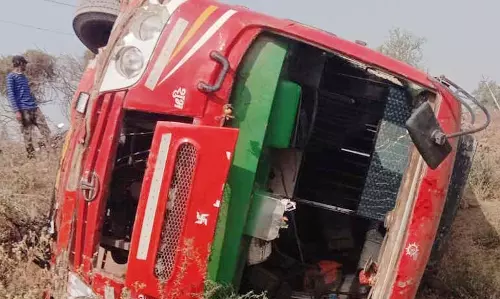 मुंगेली में बस हादसा, पलटने से कई यात्री घायल मुंगेली में बस हादसा, पलटने से कई यात्री घायल