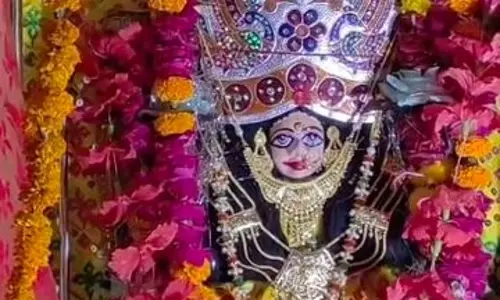 Farrukhabad: हजारों श्रद्धालुओं ने चैत्र अष्टमी पर शीतला माता के दर्शन किए
