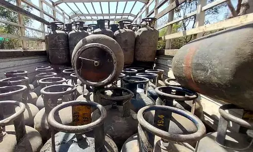 Bhopal : शादियों की भीड़, LPG गैस संकट, होटल, रेस्टोरेंट कोयला इस्तेमाल करने की इजाज़त मांग रहे Bhopal : शादियों की भीड़, LPG गैस संकट, होटल, रेस्टोरेंट कोयला इस्तेमाल करने की इजाज़त मांग रहे