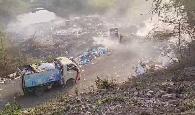 गोदावरी के किनारे कचरा जलाया जा रहा, भद्राचलम के लोगों को हेल्थ प्रॉब्लम गोदावरी के किनारे कचरा जलाया जा रहा, भद्राचलम के लोगों को हेल्थ प्रॉब्लम