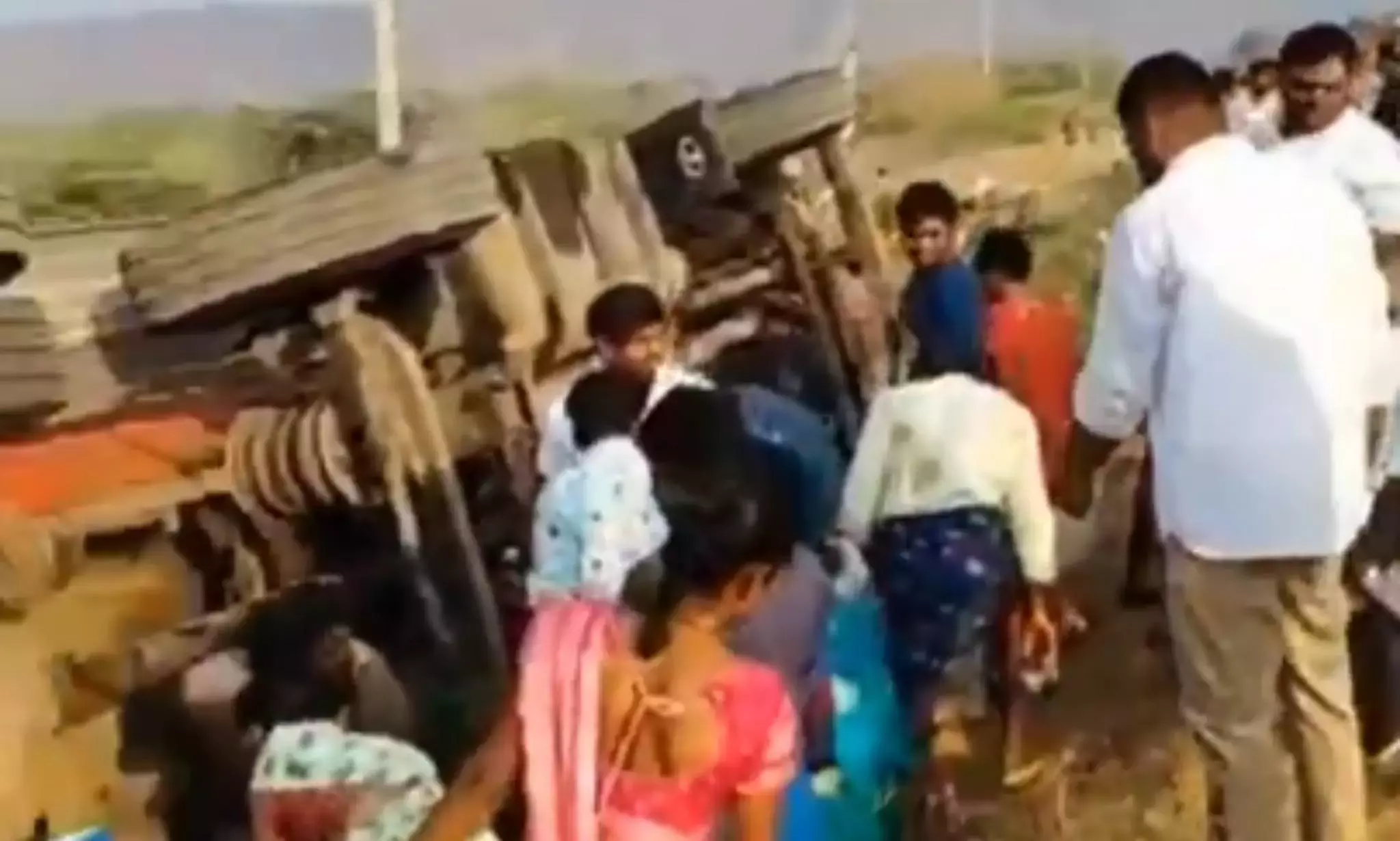 Andhra : चित्रावती पुल के पास टैंकर पलटने से 1.4 करोड़ रुपये का घी नष्ट
