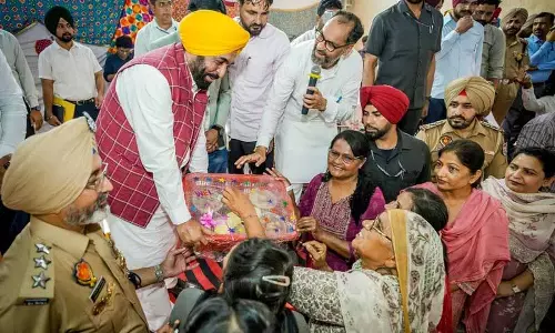 Punjab CM Bhagwant Mann ने महिलाओं के लिए मासिक वजीफे का बचाव किया Punjab CM Bhagwant Mann ने महिलाओं के लिए मासिक वजीफे का बचाव किया