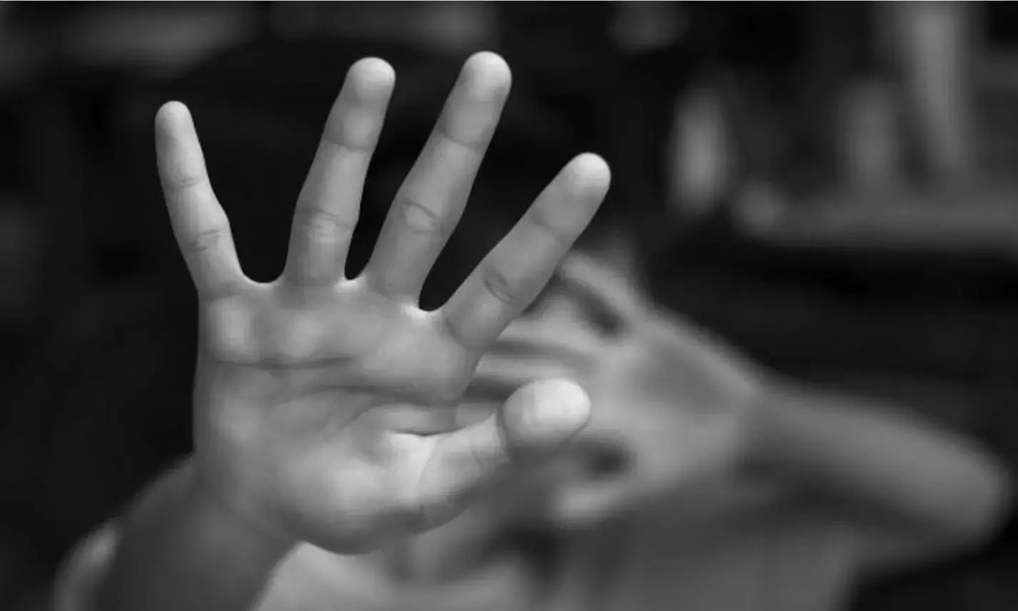 Belagavi : सोशल मीडिया के ज़रिए पुरुषों को लुभाने और लॉज में उनसे लूटपाट करने के आरोप में महिला गिरफ़्तार Belagavi : सोशल मीडिया के ज़रिए पुरुषों को लुभाने और लॉज में उनसे लूटपाट करने के आरोप में महिला गिरफ़्तार