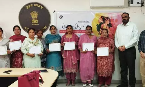 Jalandhar: महिला दिवस पर वोटर मैपिंग के लिए महिला बूथ-लेवल अधिकारियों को सम्मानित किया गया