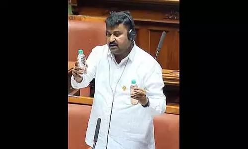 आप हमारे बच्चों को ज़हर दे रहे हैं: JDS MLA ने रंग उड़ी हुई पानी की बोतल दिखाई; सदन युद्ध का मैदान बन गया आप हमारे बच्चों को ज़हर दे रहे हैं: JDS MLA ने रंग उड़ी हुई पानी की बोतल दिखाई; सदन युद्ध का मैदान बन गया